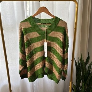🌷 NWT Green & Tan Lumiere V-Neck Sweater